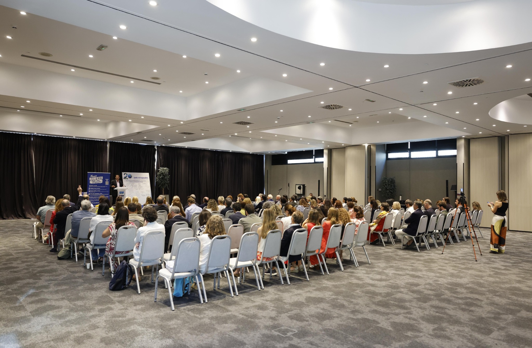 Asistentes al encuentro del 20 aniversario en el auditorio del Hotel ILUNION Pío XII